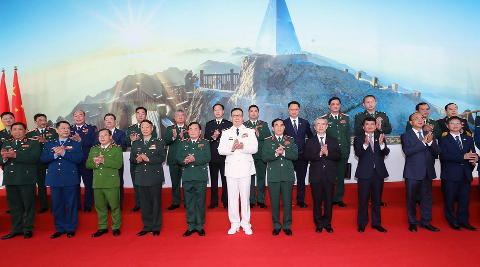 Bộ trưởng Quốc phòng Phan Văn Giang và Bộ trưởng Quốc phòng Trung Quốc Đổng Quân cùng quan chức quốc phòng hai nước trước khi hội đàm. (Ảnh: Trọng Đức/TTXVN)