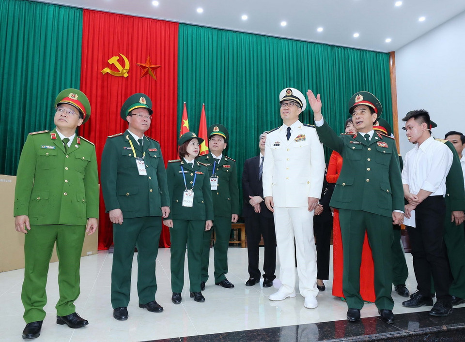 Đại tướng Phan Văn Giang, Bộ trưởng Quốc phòng Việt Nam và Thượng tướng Đổng Quân, Bộ trưởng Quốc phòng Trung Quốc tham quan nhà văn hóa bản Phiệt, huyện Bảo Thắng (Lào Cai). (Ảnh: Trọng Đức/TTXVN)