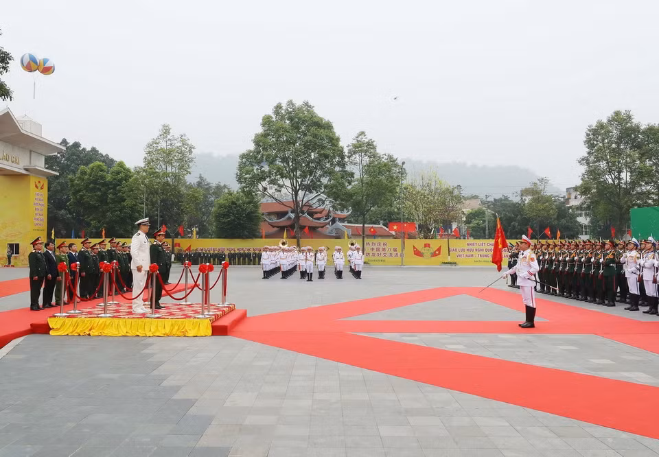 Bộ trưởng Quốc phòng Phan Văn Giang và Bộ trưởng Quốc phòng Trung Quốc duyệt Đội danh dự Quân đội Nhân dân Việt Nam tại Lễ đón. (Ảnh: Trọng Đức/TTXVN)