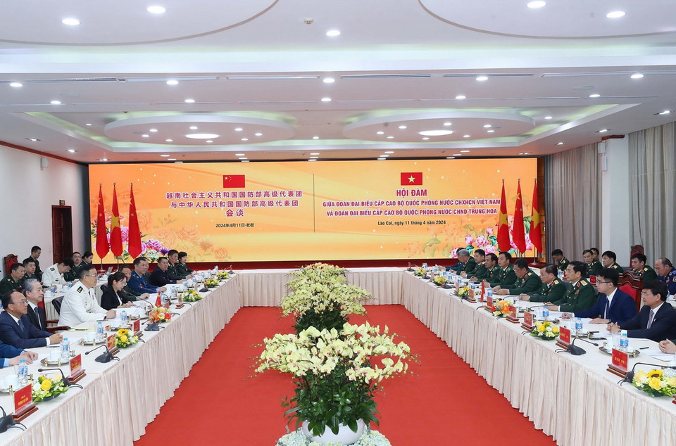 Bộ trưởng Quốc phòng Phan Văn Giang và Bộ trưởng Quốc phòng Trung Quốc Đổng Quân hội đàm. (Ảnh: Trọng Đức/TTXVN)