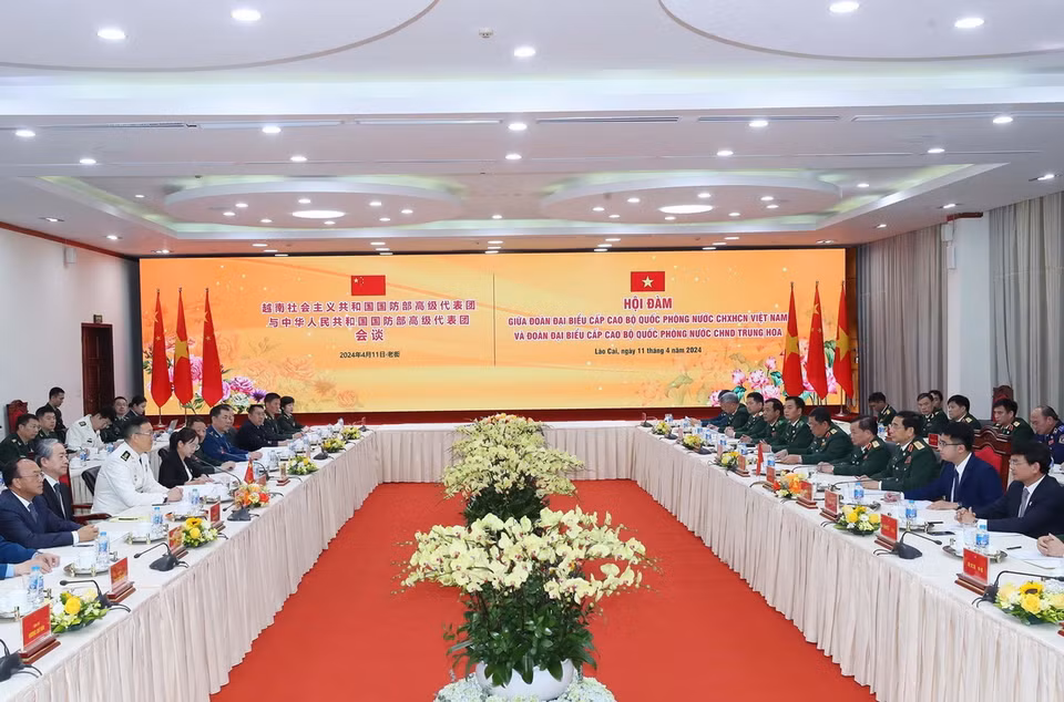 Bộ trưởng Quốc phòng Phan Văn Giang và Bộ trưởng Quốc phòng Trung Quốc Đổng Quân hội đàm. (Ảnh: Trọng Đức/TTXVN)