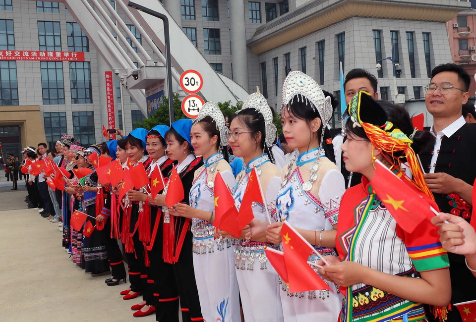 Nhân dân các dân tộc Trung Quốc tại chương trình Giao lưu Hữu nghị quốc phòng biên giới Việt Nam-Trung Quốc lần thứ 8. (Ảnh: Trọng Đức/TTXVN)