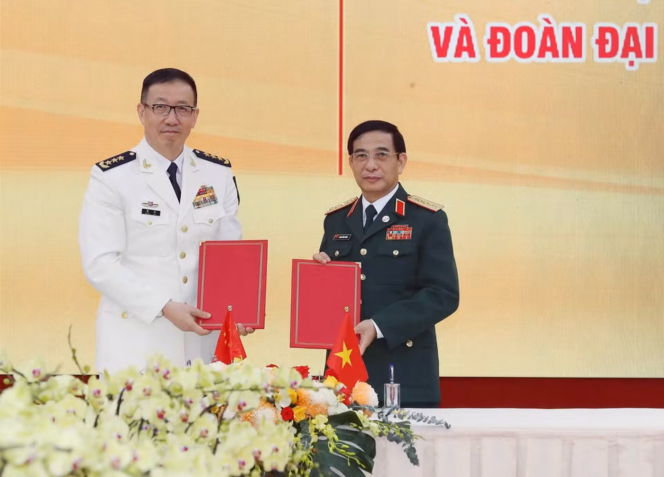 Bộ trưởng Quốc phòng hai nước ký Bản ghi nhớ về thiết lập đường dây nóng giữa Quân chủng Hải quân (Bộ Quốc phòng Việt Nam) và Chiến khu miền Nam (Quân Giải phóng nhân dân Trung Quốc). (Ảnh: Trọng Đức/TTXVN)