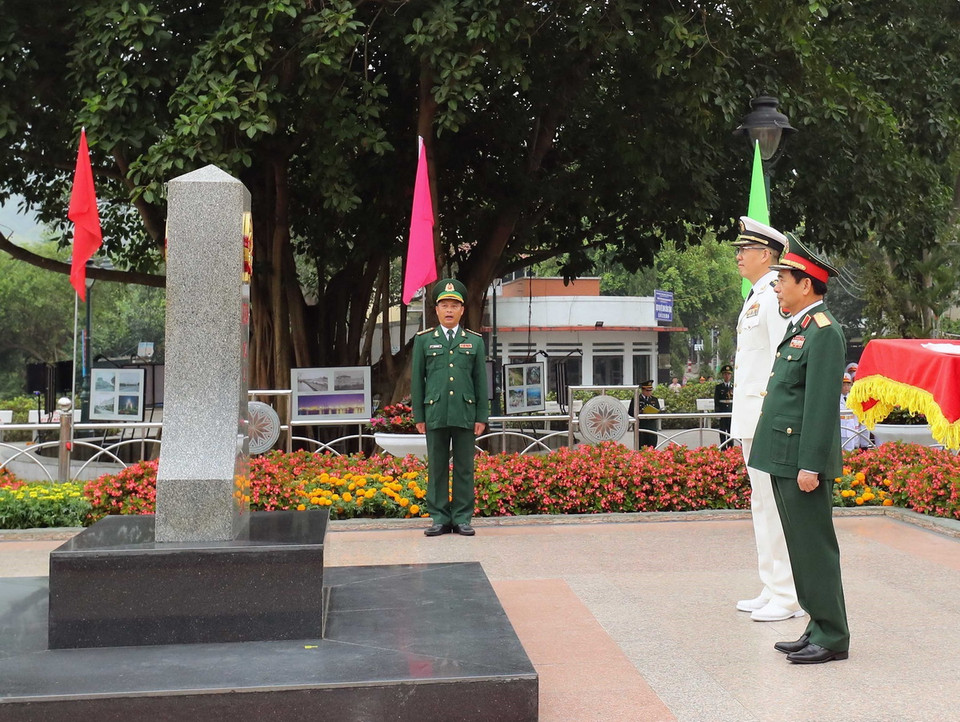 Đại tướng Phan Văn Giang, Bộ trưởng Quốc phòng Việt Nam và Thượng tướng Đổng Quân, Bộ trưởng Quốc phòng Trung Quốc, chào cột mốc biên giới tại Cửa khẩu quốc tế Lào Cai. (Ảnh: Trọng Đức/TTXVN)