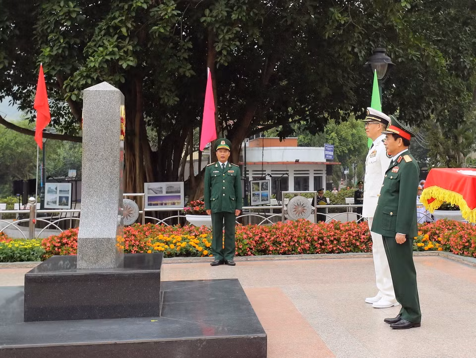 Đại tướng Phan Văn Giang, Bộ trưởng Quốc phòng Việt Nam và Thượng tướng Đổng Quân, Bộ trưởng Quốc phòng Trung Quốc, chào cột mốc biên giới tại Cửa khẩu quốc tế Lào Cai. (Ảnh: Trọng Đức/TTXVN)
