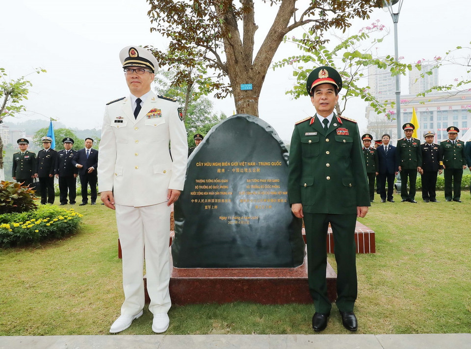 Đại tướng Phan Văn Giang, Bộ trưởng Quốc phòng Việt Nam và Thượng tướng Đổng Quân, Bộ trưởng Quốc phòng Trung Quốc trồng cây lưu niệm tại Cửa khẩu quốc tế Lào Cai. (Ảnh: Trọng Đức/TTXVN)