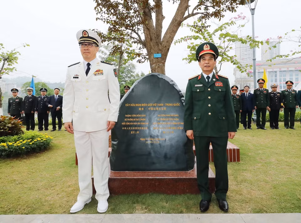 Đại tướng Phan Văn Giang, Bộ trưởng Quốc phòng Việt Nam và Thượng tướng Đổng Quân, Bộ trưởng Quốc phòng Trung Quốc trồng cây lưu niệm tại Cửa khẩu quốc tế Lào Cai. (Ảnh: Trọng Đức/TTXVN)