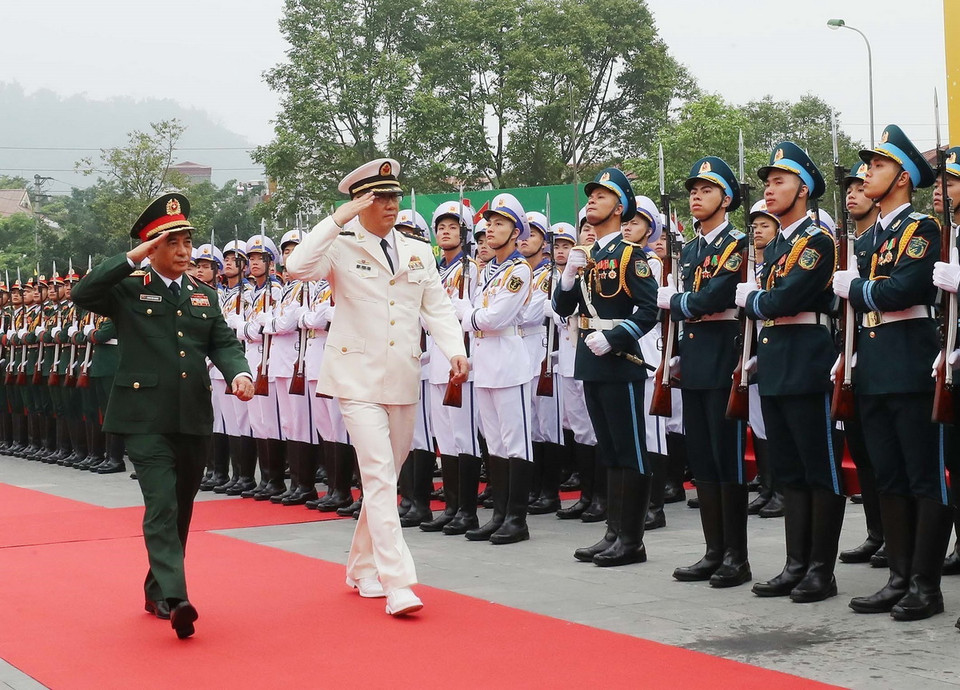 Bộ trưởng Quốc phòng Phan Văn Giang và Bộ trưởng Quốc phòng Trung Quốc Đổng Quân duyệt Đội danh dự Quân đội Nhân dân Việt Nam tại Lễ đón. (Ảnh: Trọng Đức/TTXVN)