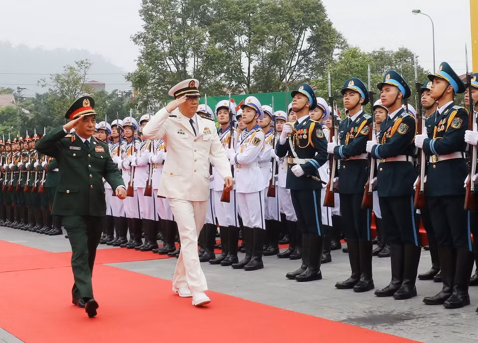 Bộ trưởng Quốc phòng Phan Văn Giang và Bộ trưởng Quốc phòng Trung Quốc Đổng Quân duyệt Đội danh dự Quân đội Nhân dân Việt Nam tại Lễ đón. (Ảnh: Trọng Đức/TTXVN)