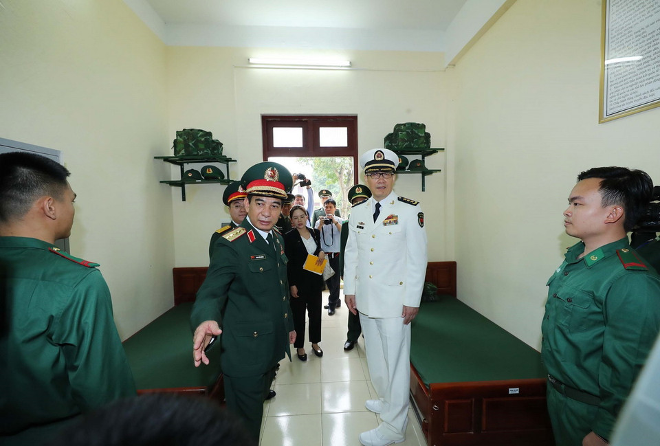 Bộ trưởng Quốc phòng Phan Văn Giang và Bộ trưởng uốc phòng Trung Quốc Đổng Quân thăm khu ăn nghỉ, sinh hoạt của chiến sĩ Đồn Biên phòng Cửa khẩu quốc tế Lào Cai. (Ảnh: Trọng Đức/TTXVN)