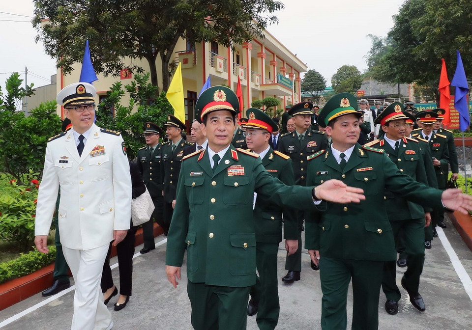 Bộ trưởng Quốc phòng Phan Văn Giang và Bộ trưởng Quốc phòng Trung Quốc Đổng Quân cùng đại biểu hai nước thăm Đồn Biên phòng Cửa khẩu quốc tế Lào Cai. (Ảnh: Trọng Đức/TTXVN)