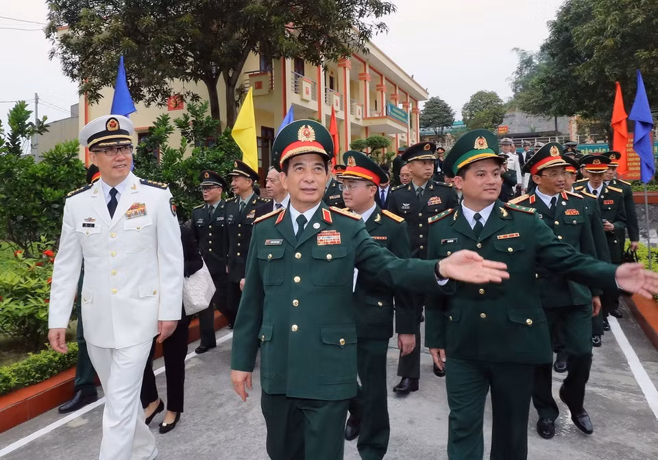Bộ trưởng Quốc phòng Phan Văn Giang và Bộ trưởng Quốc phòng Trung Quốc Đổng Quân cùng đại biểu hai nước thăm Đồn Biên phòng Cửa khẩu quốc tế Lào Cai. (Ảnh: Trọng Đức/TTXVN)
