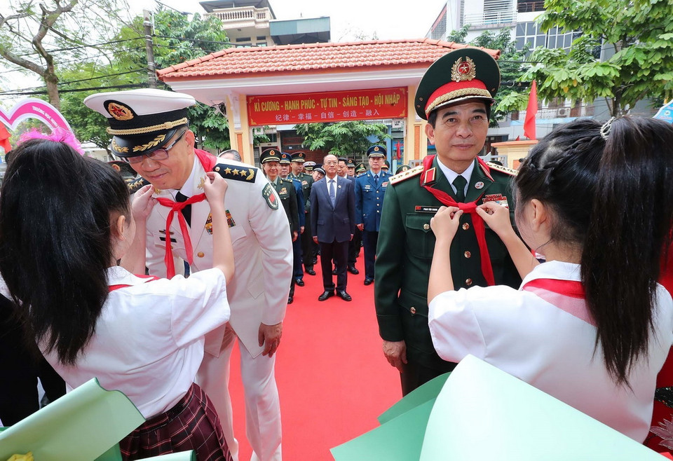 Học sinh Trường Tiểu học Kim Đồng (thành phố Lào Cai) đón Bộ trưởng Quốc phòng Phan Văn Giang và Bộ trưởng Quốc phòng Trung Quốc Đổng Quân đến thăm. (Ảnh: Trọng Đức/TTXVN)