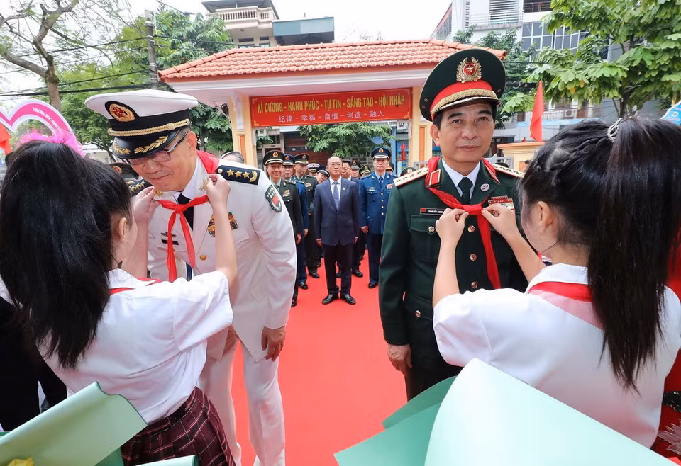 Học sinh Trường Tiểu học Kim Đồng (thành phố Lào Cai) đón Bộ trưởng Quốc phòng Phan Văn Giang và Bộ trưởng Quốc phòng Trung Quốc Đổng Quân đến thăm. (Ảnh: Trọng Đức/TTXVN)