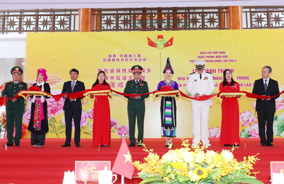 Đại tướng Phan Văn Giang, Bộ trưởng Quốc phòng Việt Nam, Thượng tướng Đổng Quân, Bộ trưởng Quốc phòng Trung Quốc, và các đại biểu cắt băng khánh thành Nhà văn hóa Hữu nghị Việt Nam-Trung Quốc tại bản Phiệt, huyện Bảo Thắng (Lào Cai). (Ảnh: Trọng Đức/TTXVN)