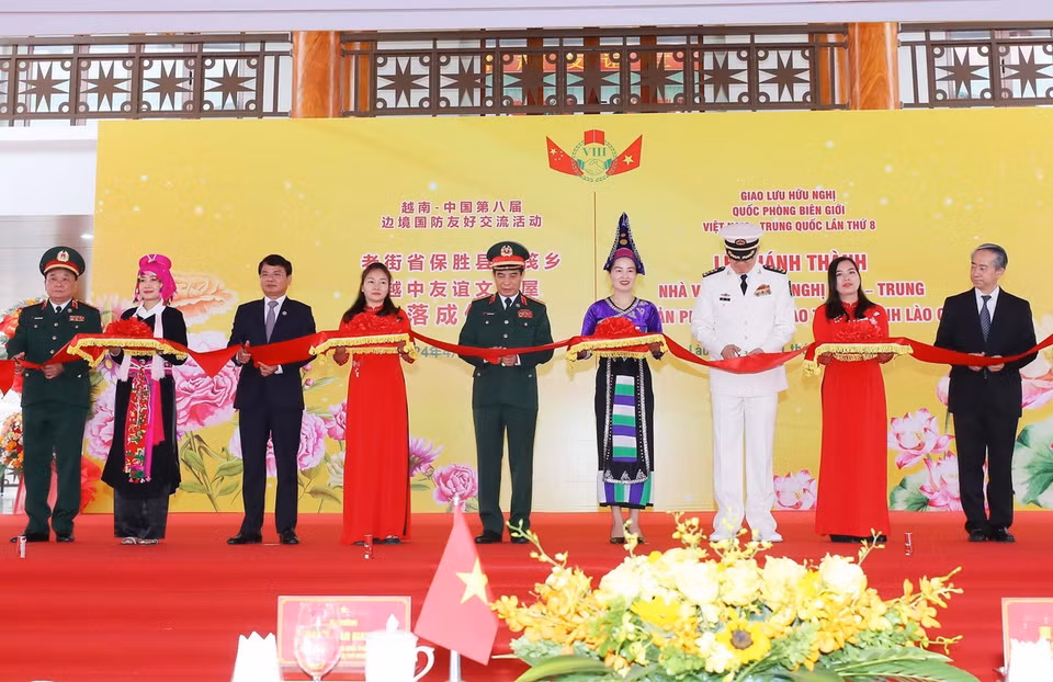 Đại tướng Phan Văn Giang, Bộ trưởng Quốc phòng Việt Nam, Thượng tướng Đổng Quân, Bộ trưởng Quốc phòng Trung Quốc, và các đại biểu cắt băng khánh thành Nhà văn hóa Hữu nghị Việt Nam-Trung Quốc tại bản Phiệt, huyện Bảo Thắng (Lào Cai). (Ảnh: Trọng Đức/TTXVN)