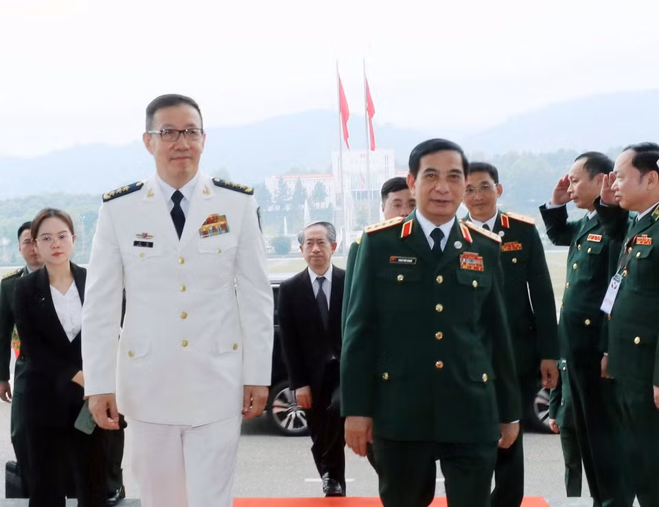 Bộ trưởng Quốc phòng Phan Văn Giang và Bộ trưởng Quốc phòng Trung Quốc Đổng Quân trước khi hội đàm. (Ảnh: Trọng Đức/TTXVN)