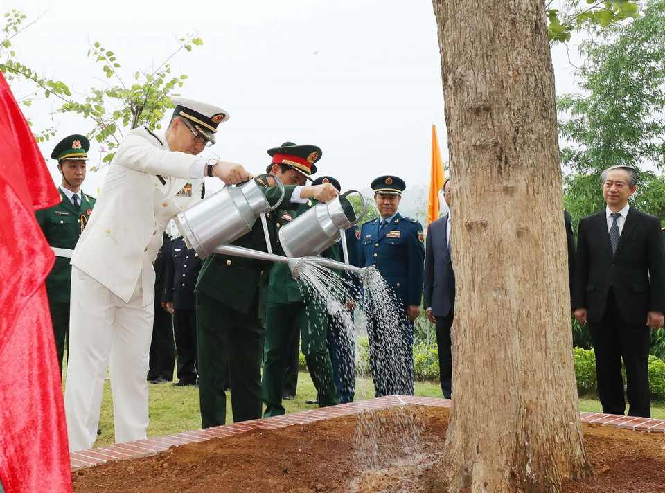 Đại tướng Phan Văn Giang, Bộ trưởng Quốc phòng Việt Nam và Thượng tướng Đổng Quân, Bộ trưởng Quốc phòng Trung Quốc trồng cây lưu niệm tại Cửa khẩu quốc tế Lào Cai. (Ảnh: Trọng Đức/TTXVN)