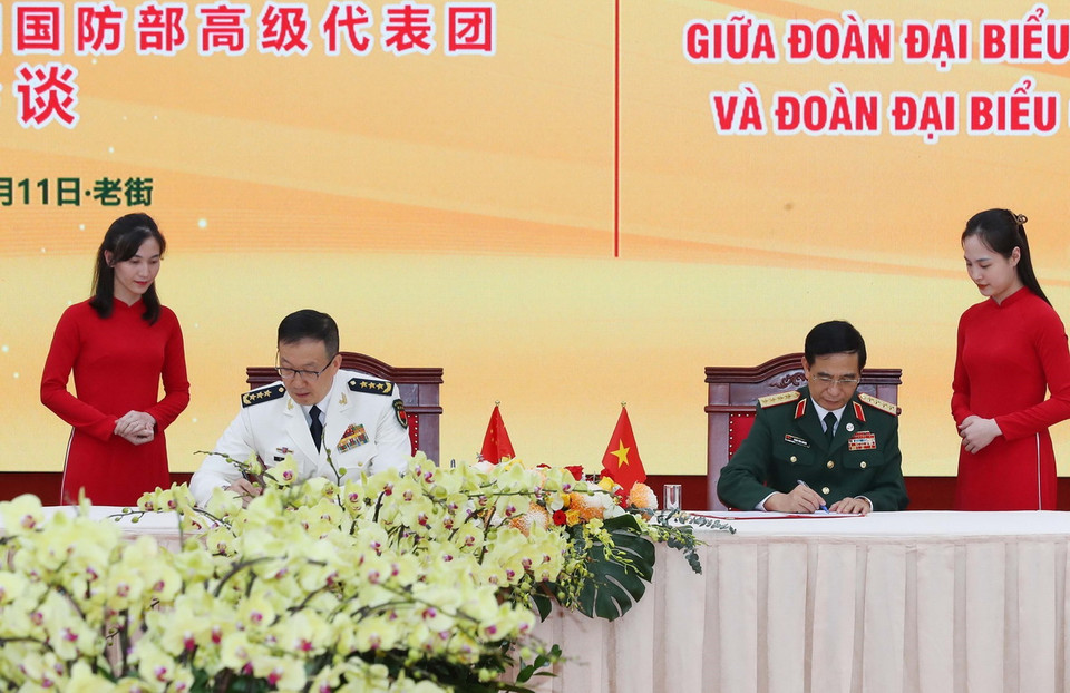 Bộ trưởng Quốc phòng hai nước ký Bản ghi nhớ về thiết lập đường dây nóng giữa Quân chủng Hải quân (Bộ Quốc phòng Việt Nam) và Chiến khu miền Nam (Quân Giải phóng nhân dân Trung Quốc). (Ảnh: Trọng Đức/TTXVN)