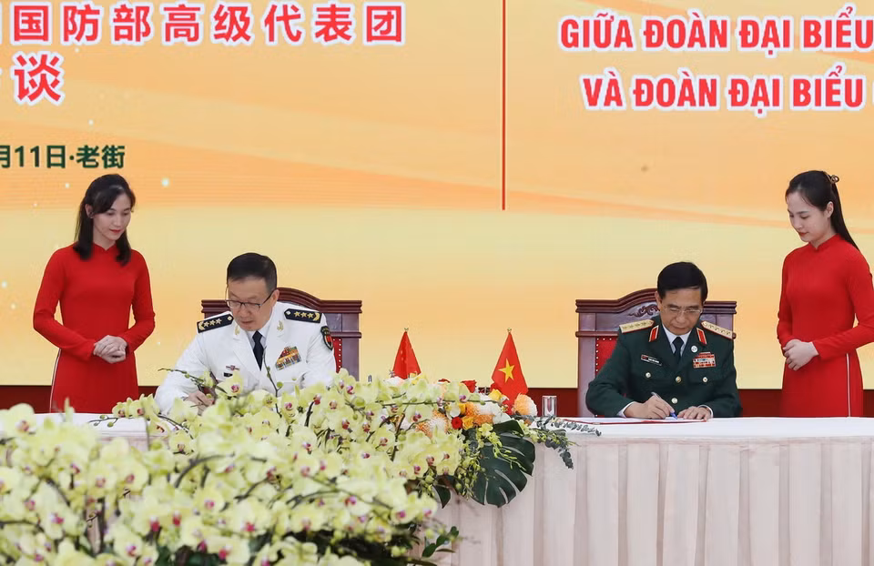 Bộ trưởng Quốc phòng hai nước ký Bản ghi nhớ về thiết lập đường dây nóng giữa Quân chủng Hải quân (Bộ Quốc phòng Việt Nam) và Chiến khu miền Nam (Quân Giải phóng nhân dân Trung Quốc). (Ảnh: Trọng Đức/TTXVN)
