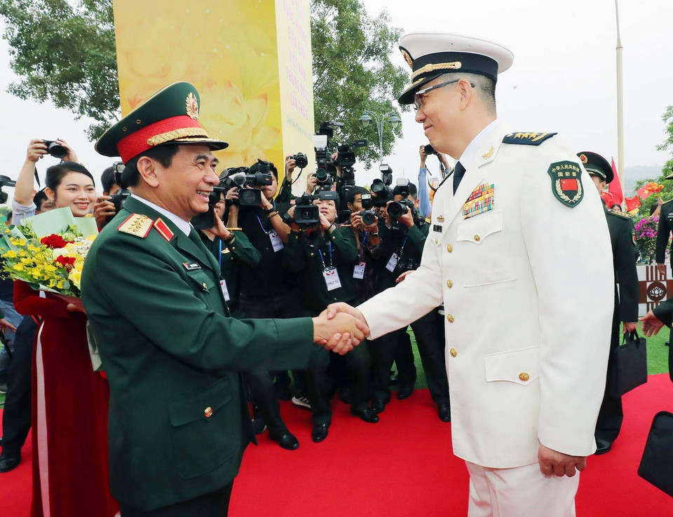 Đại tướng Phan Văn Giang, Bộ trưởng Quốc phòng Việt Nam đón Thượng tướng Đổng Quân, Bộ trưởng Quốc phòng Trung Quốc tại Cửa khẩu quốc tế Lào Cai. (Ảnh: Trọng Đức/TTXVN)