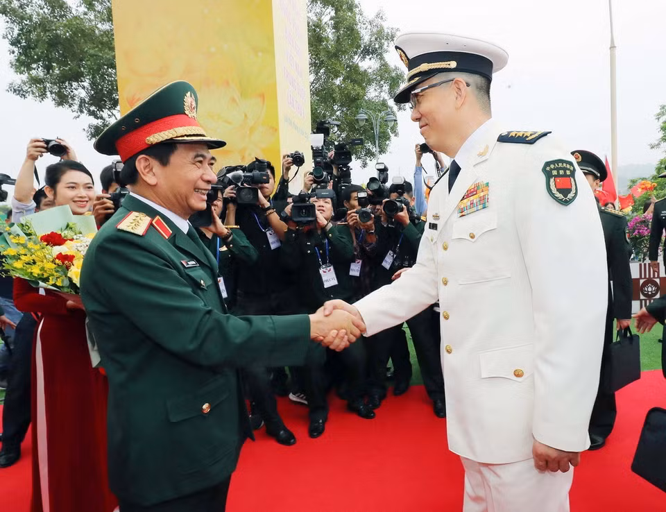 Đại tướng Phan Văn Giang, Bộ trưởng Quốc phòng Việt Nam đón Thượng tướng Đổng Quân, Bộ trưởng Quốc phòng Trung Quốc tại Cửa khẩu quốc tế Lào Cai. (Ảnh: Trọng Đức/TTXVN)