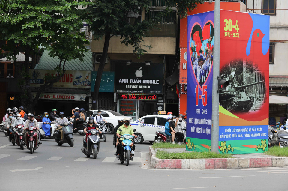 Panô cỡ lớn được đặt tại ngã tư Lò Đúc, Trần Khát Chân tuyên truyền kỷ niệm 48 năm Ngày giải phóng miền Nam, thống nhất đất nước và Ngày quốc tế lao động. 