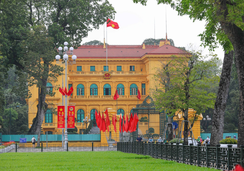 Băngrôn, cờ đỏ phía trước Phủ Chủ tịch. (Ảnh: Hoàng Hiếu/TTXVN)