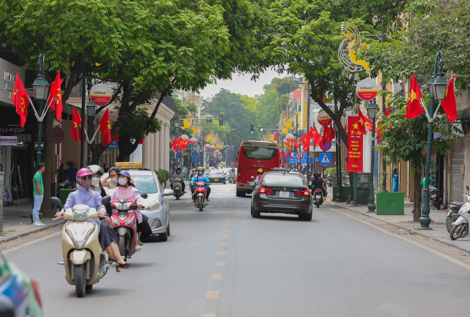 Phố Tràng Tiền rực rỡ cờ Đảng, cờ tổ quốc, băngrôn chào mừng dịp kỷ niệm 30/4,1/5. 