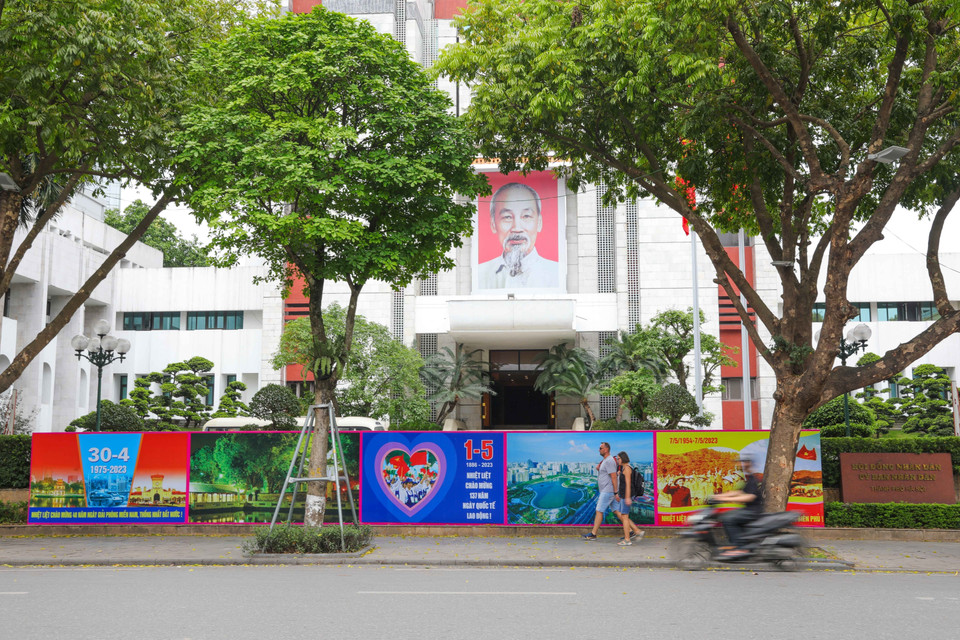 Pano chào mừng dịp kỷ niệm 30/4 và 1/5 trược bố trí phía trước Trụ sở Hội đồng Nhân dân, Ủy ban Nhân dân thành phố Hà Nội. 