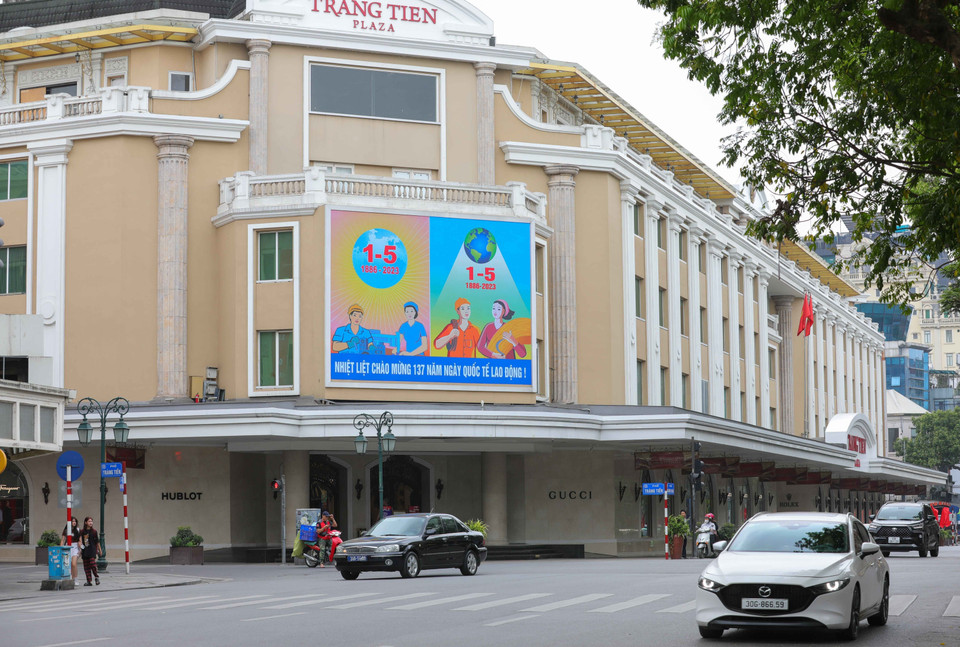 Bảng điện tử tại Tràng Tiền Plaza chào mừng kỷ niệm 48 năm Ngày giải phóng miền Nam, thống nhất đất nước 30/4/1975 - 30/4/2023, Ngày quốc tế lao động 1/5. (Ảnh: Hoàng Hiếu/TTXVN)