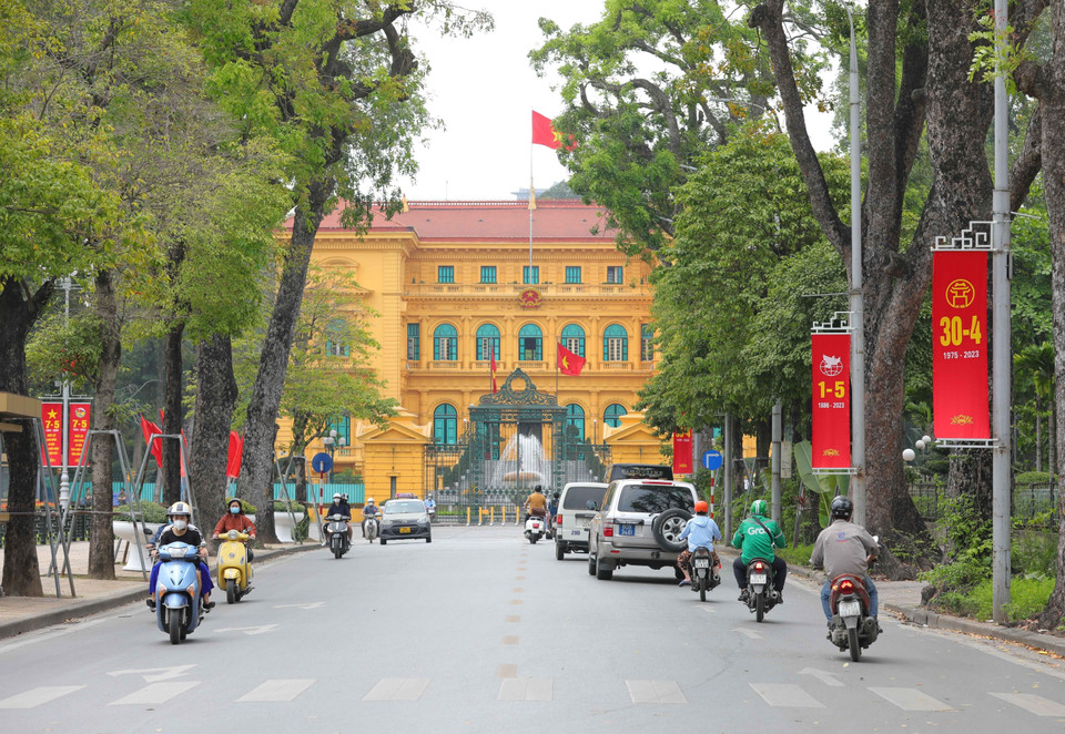 Pano, áp phích đủ màu sắc, kích thước, cờ Đảng, cờ tổ quốc rực đỏ tung bay khắp nơi như nhắc nhở mọi người dân về truyền thống vẻ vang của dân tộc. (Ảnh: Hoàng Hiếu/TTXVN)