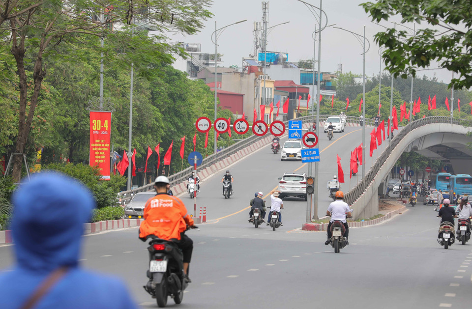 Cờ, băngrôn rực rỡ đường Trần Khát Chân chào mừng các ngày lễ lớn của dân tộc. 