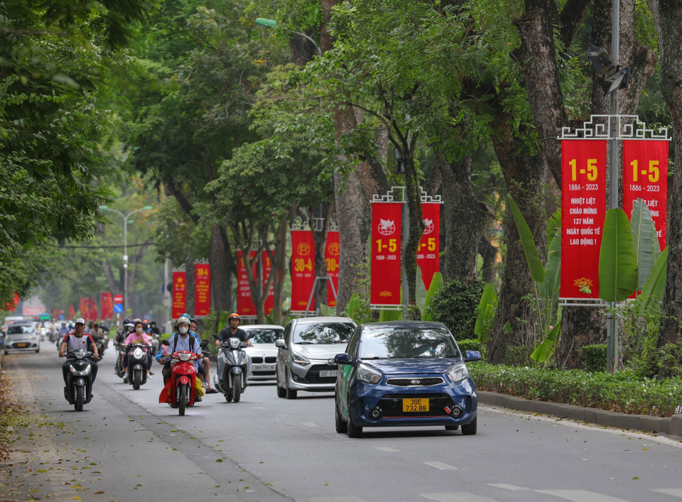 Phố Hoàng Diệu rực rỡ băngrôn cỡ lớn chào mừng kỷ niệm 48 năm Ngày giải phóng miền Nam, thống nhất đất nước 30/4/1975-30/4/2023 và 137 năm Ngày quốc tế lao động 1/5.