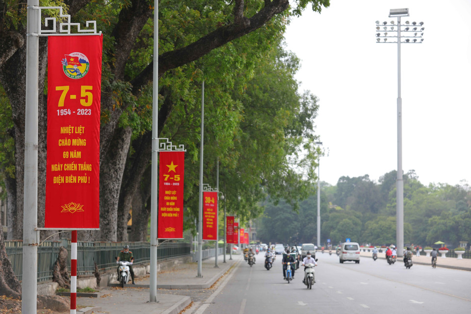 Đường Độc Lập đỏ rực băngrôn chào mừng, cổ động cho các ngày lễ lớn của dân tộc.