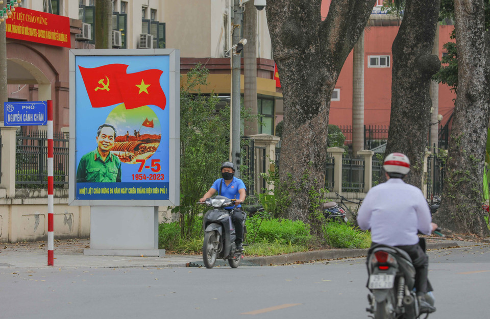 Pano chào mừng 69 năm ngày chiến thắng Điện Biên Phủ 7/5 (1954-2023) trên phố Nguyễn Cảnh Chân. (Ảnh: Hoàng Hiếu/TTXVN)