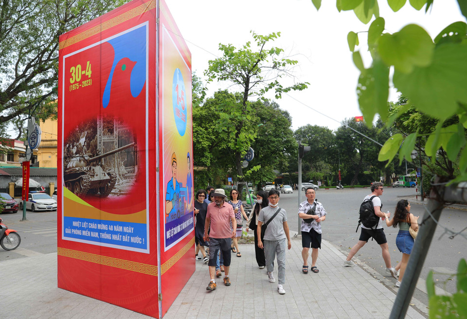 Panô cỡ lớn được bố trí trên phố Điện Biên Phủ. (Ảnh: Hoàng Hiếu/TTXVN)