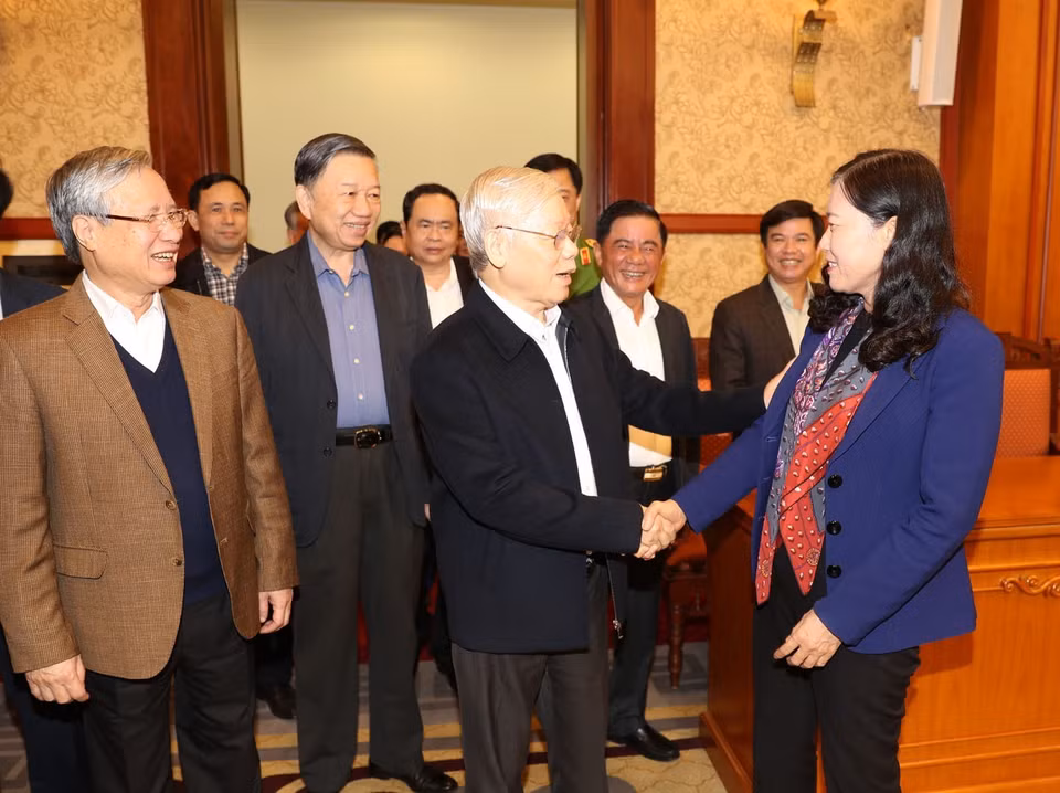 Tổng Bí thư, Chủ tịch nước Nguyễn Phú Trọng với các đồng chí thành viên Ban Chỉ đạo dự phiên họp. (Ảnh: Trí Dũng/TTXVN)