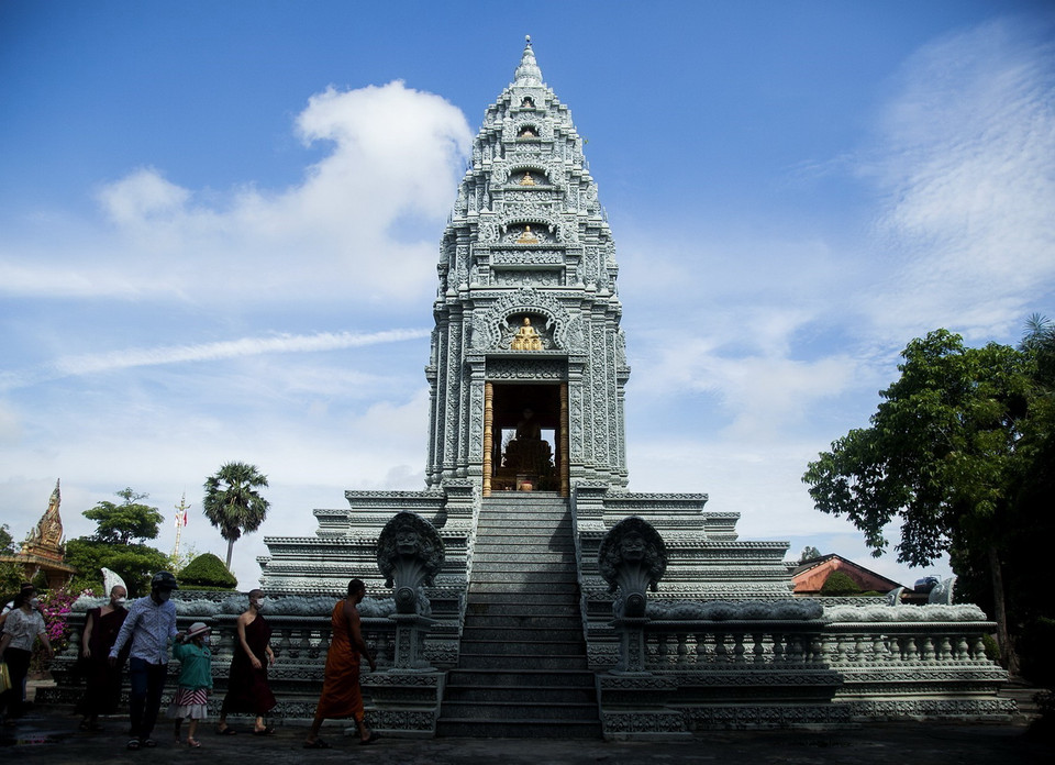  Ngôi bảo tháp bằng đá nguyên khối trong khuôn viên chùa Som Rong. (Ảnh: Hồng Đạt/TTXVN)