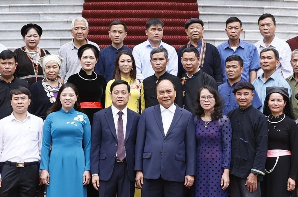 Chủ tịch nước Nguyễn Xuân Phúc và đoàn đại biểu người có uy tín trong đồng bào dân tộc thiểu số tỉnh Tuyên Quang. (Ảnh: Thống Nhất/TTXVN)