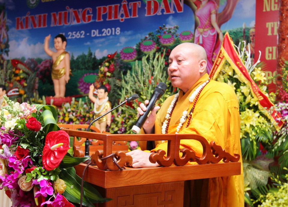  Hòa thượng Thích Gia Quang, Phó Chủ tịch Hội đồng Trị sự Trung ương Giáo hội Phật giáo Việt Nam phát biểu chúc mừng Đại lễ Phật đản 2018. (Ảnh: Nguyễn Dân/TTXVN)