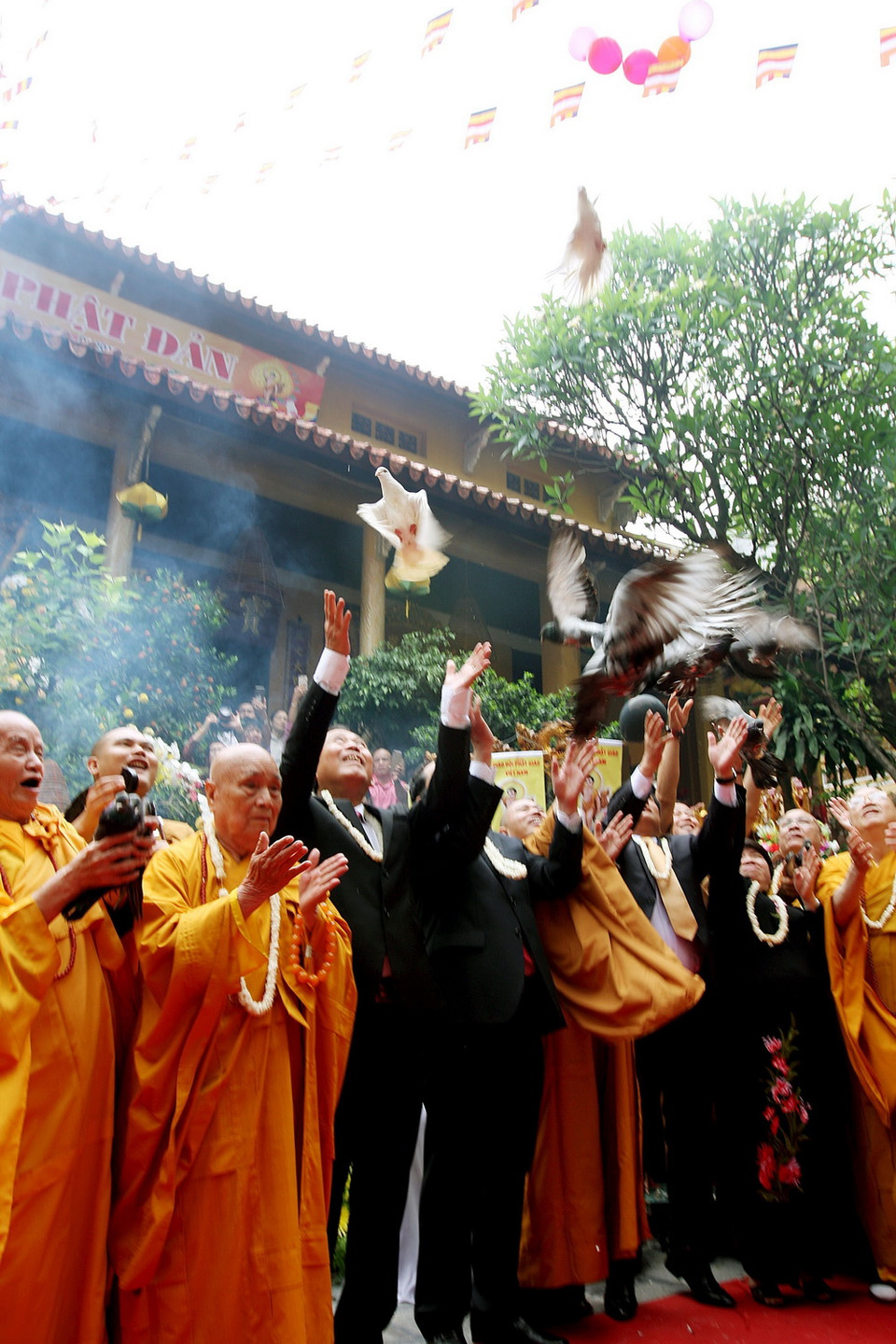 Phó Thủ tướng Trương Hòa Bình, các hòa thượng, thượng tọa thực hiện nghi thức thả chim chào mừng Đại lễ Phật đản, cầu quốc thái dân an. (Ảnh: Nguyễn Dân/TTXVN)