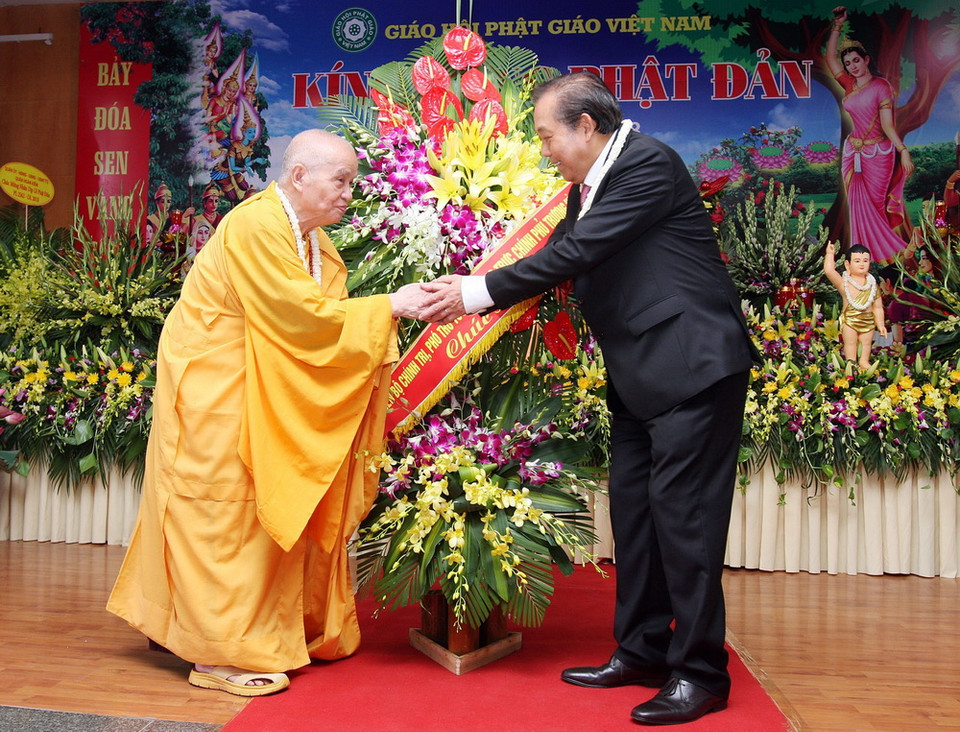 Phó Thủ tướng Trương Hòa Bình tặng hoa chúc mừng Đại Lễ Phật đản 2018. (Ảnh: Nguyễn Dân/TTXVN)