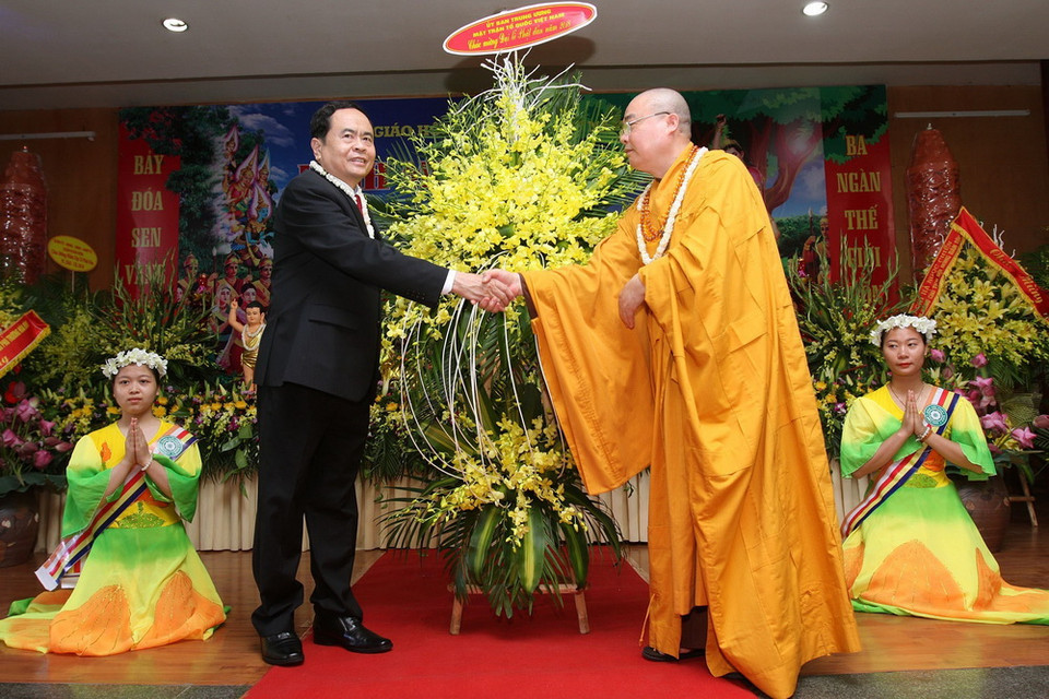 Chủ tịch Ủy ban Trung ương Mặt trận Tổ quốc Việt Nam Trần Thanh Mẫn tặng hoa chúc mừng Đại lễ Phật đản 2018. (Ảnh: Nguyễn Dân/TTXVN)