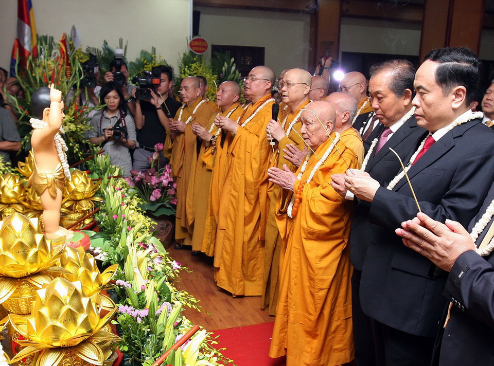 Phó Thủ tướng Trương Hòa Bình, các Hòa thượng, Thượng tọa và các đại biểu dâng hương kính mừng Đại Lễ Phật đản. (Ảnh: Nguyễn Dân/TTXVN)