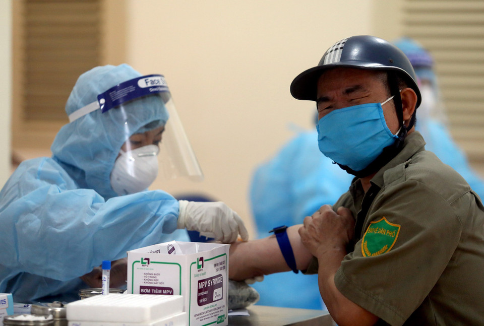 Cán bộ nhân viên hoạt động tại khu vực chợ lấy xét nghiệm. (Ảnh: Huy Hùng/TTXVN)