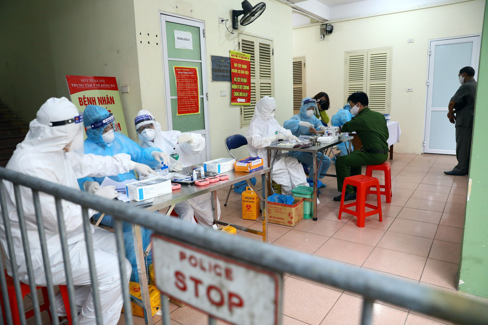  Khu vực lấy xét nghiệm nhanh cho các đối tượng hoạt động tại chợ Ngã Tư Sở. (Ảnh: Huy Hùng/TTXVN)