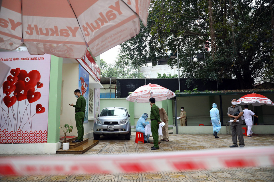 Cán bộ, nhân viên hoạt động tại khu vực chợ đều trong diện phải lấy xét nghiệm. (Ảnh: Huy Hùng/TTXVN)