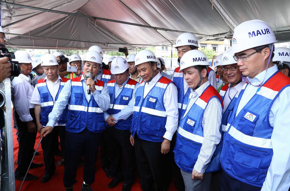 Sáng 12/4, Thủ tướng Chính phủ Nguyễn Xuân Phúc và lãnh đạo một số bộ, ngành Trung ương đã có chuyến thị sát, kiểm tra tiến độ tại công trường tuyến đường sắt đô thị số 1 (Bến Thành-Suối Tiên) thuộc dự án metro Thành phố Hồ Chí Minh. (Ảnh: Thống Nhất/TTXVN)