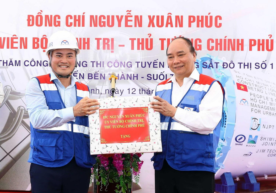 Thủ tướng Nguyễn Xuân Phúc tặng quà cho các đơn vị thi công tuyến Metro số 1 Bến Thành-Suối Tiên. (Ảnh: Thống Nhất/TTXVN)
